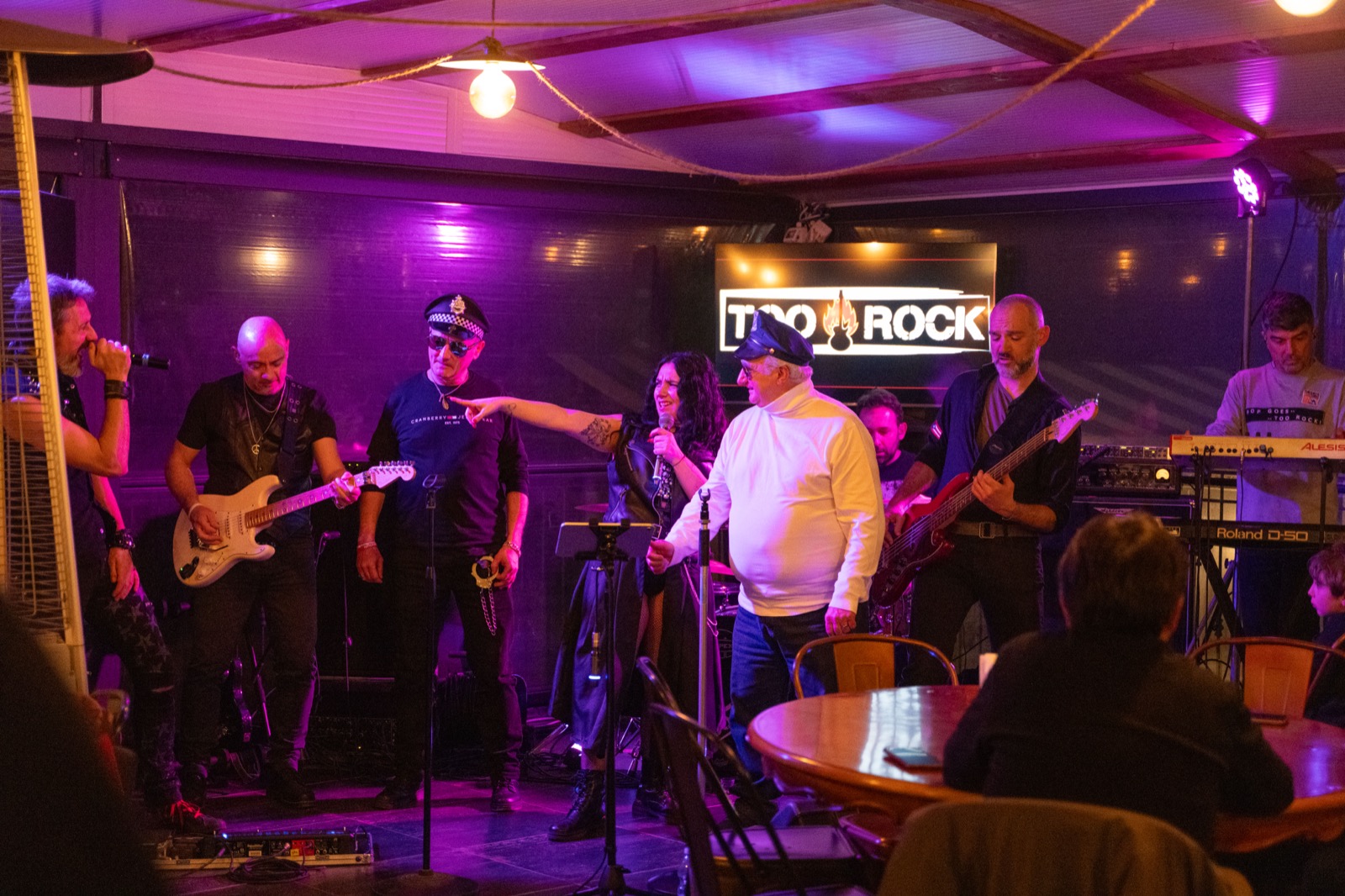 Serata live all'Enfant Prodige con band dal vivo e pubblico in sala